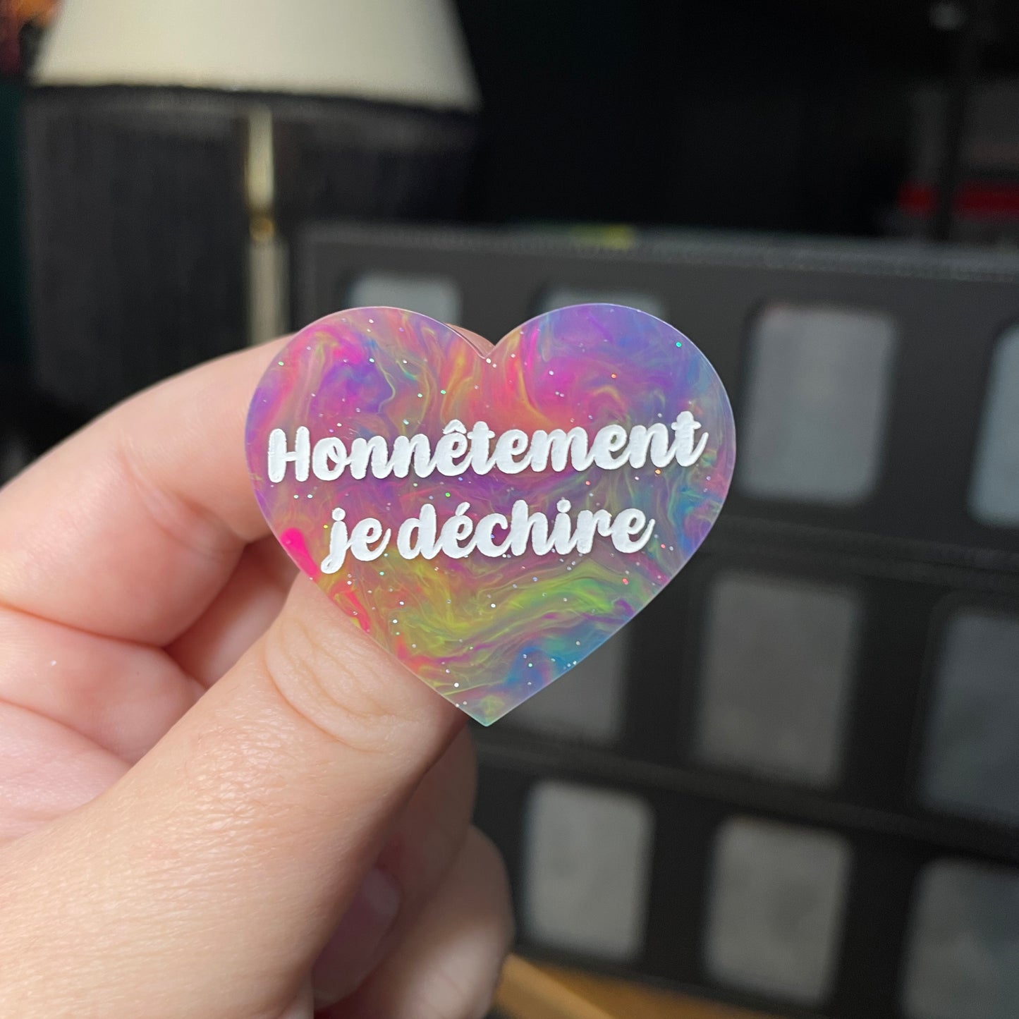 Broche "Honnêtement je déchire" en acrylique semi transparente marbrée multicolore