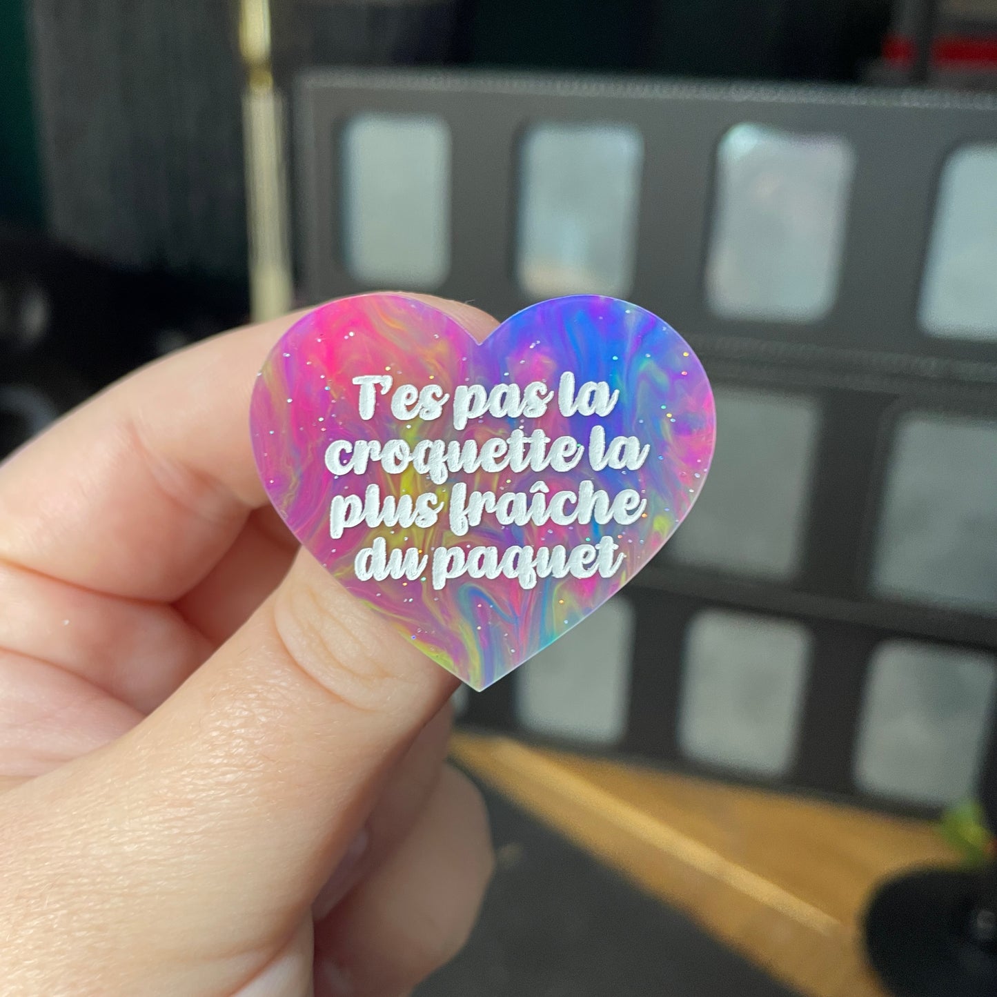 Broche "T'es pas la croquette la plus fraîche du paquet" en acrylique semi transparente marbrée multicolore