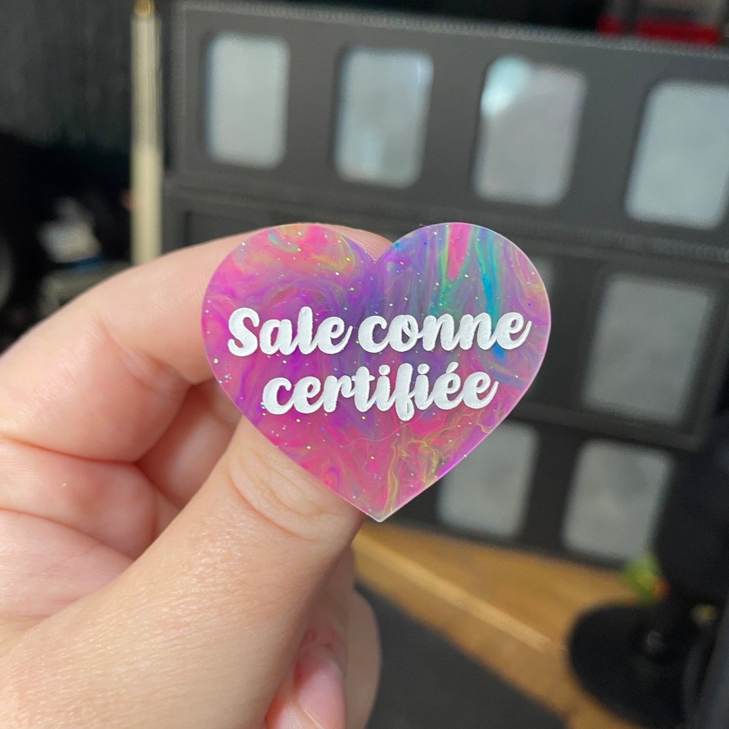 Broche "Sale conne certifiée" en acrylique semi transparente marbrée multicolore
