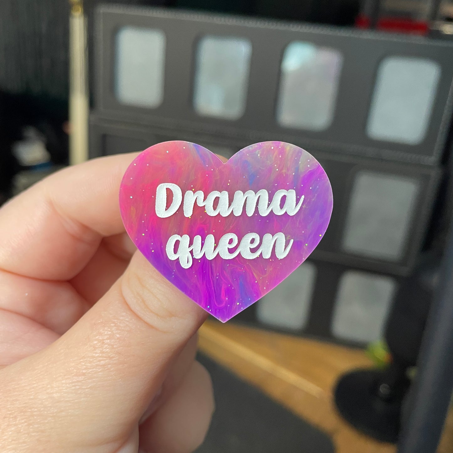 Broche "Drama queen" en acrylique semi transparente marbrée multicolore