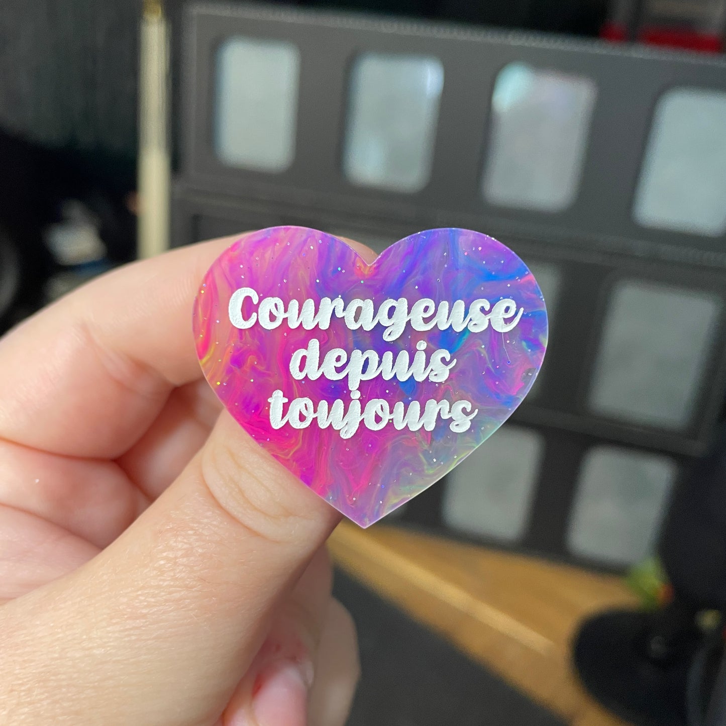 Broche "Courageuse depuis toujours" en acrylique semi transparente marbrée multicolore