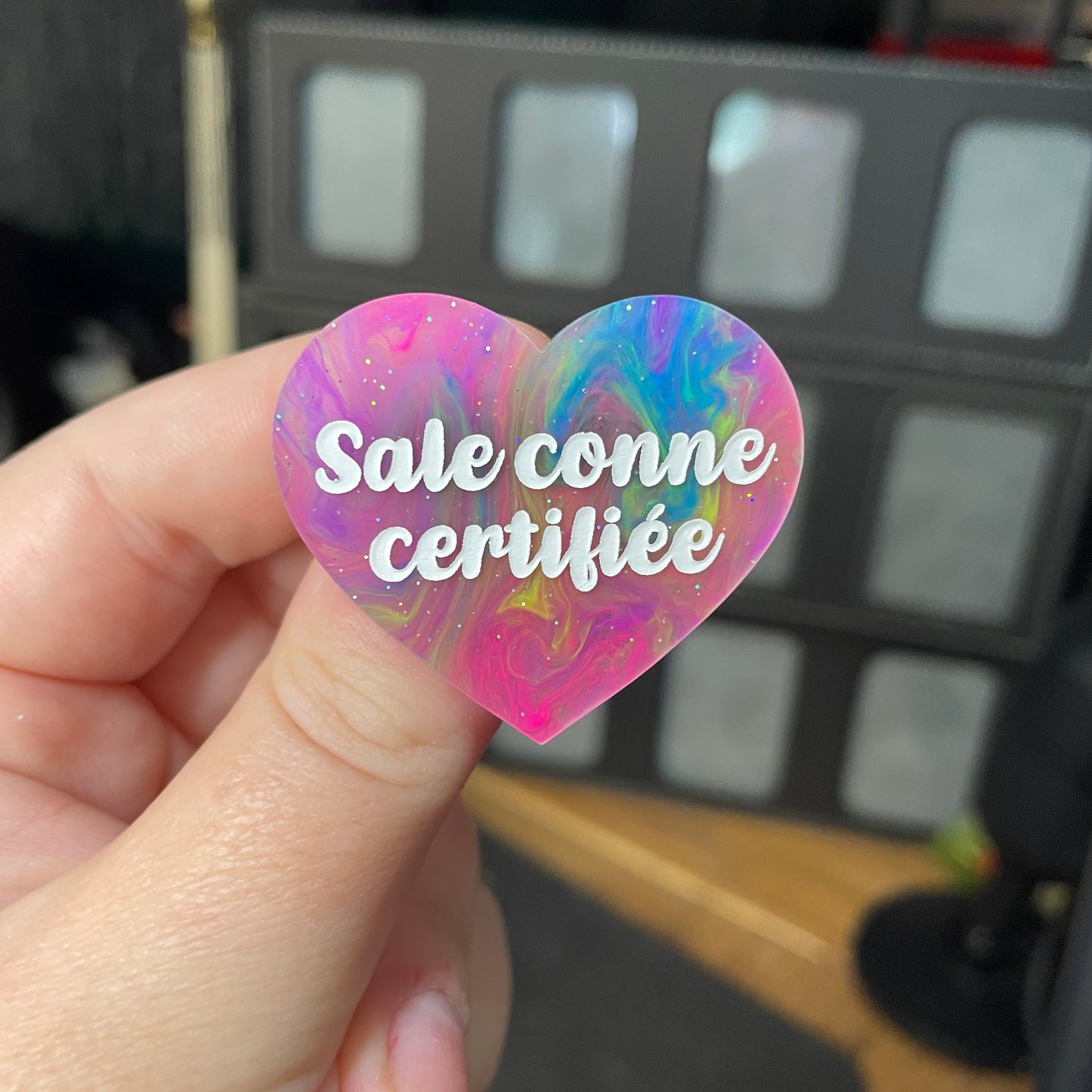 Broche "Sale conne certifiée" en acrylique semi transparente marbrée multicolore