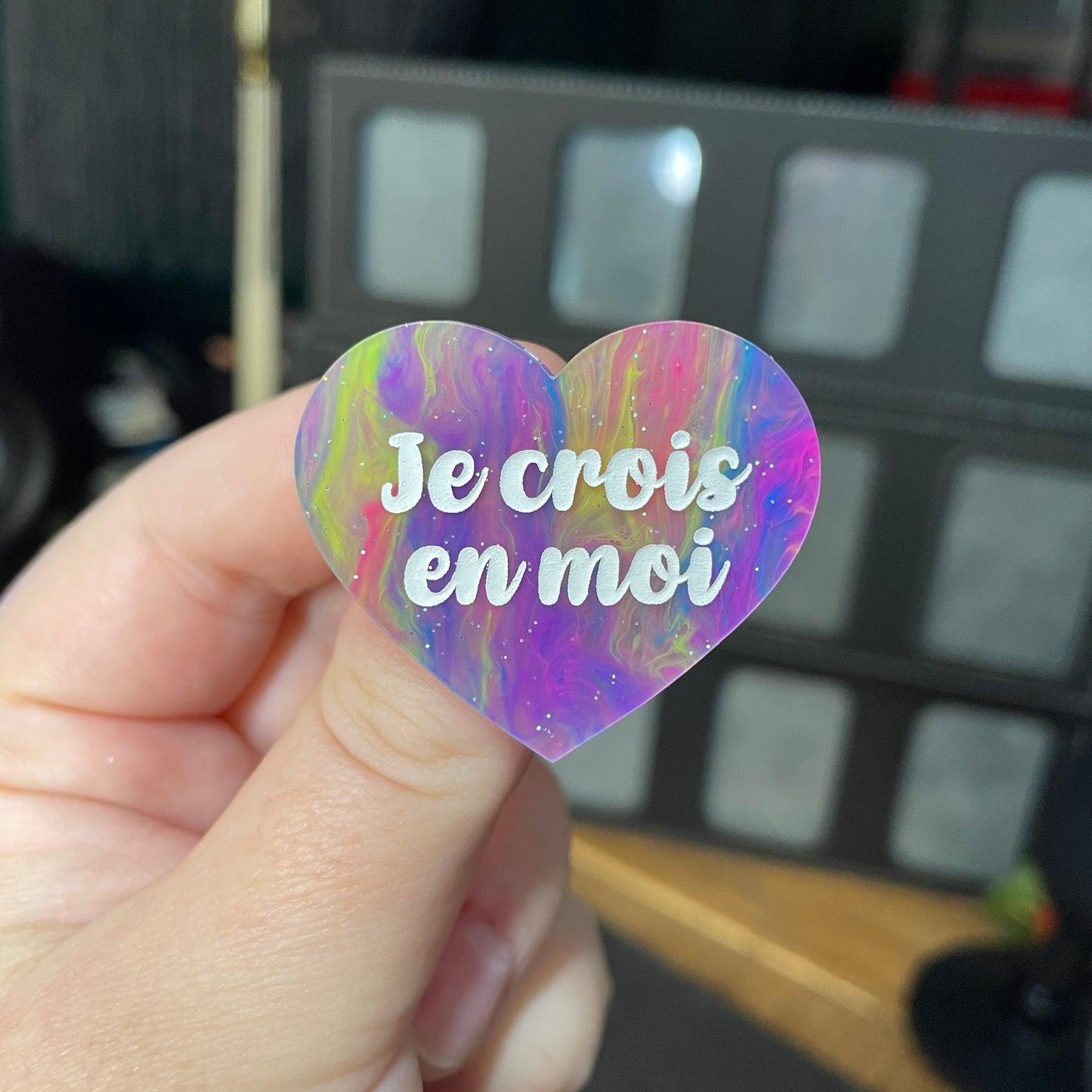 Broche "Je crois en moi" en acrylique semi transparente marbrée multicolore