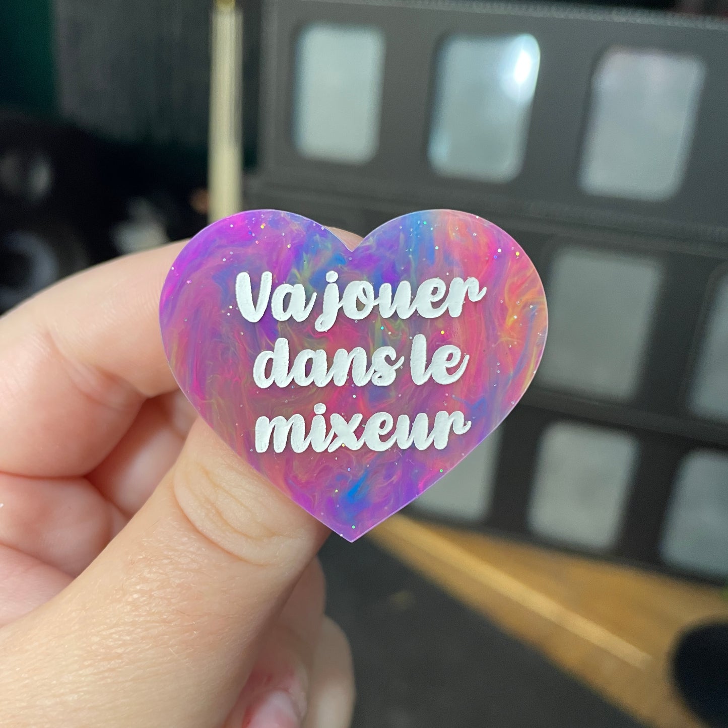 Broche "Va jouer dans le mixeur" en acrylique semi transparente marbrée multicolore