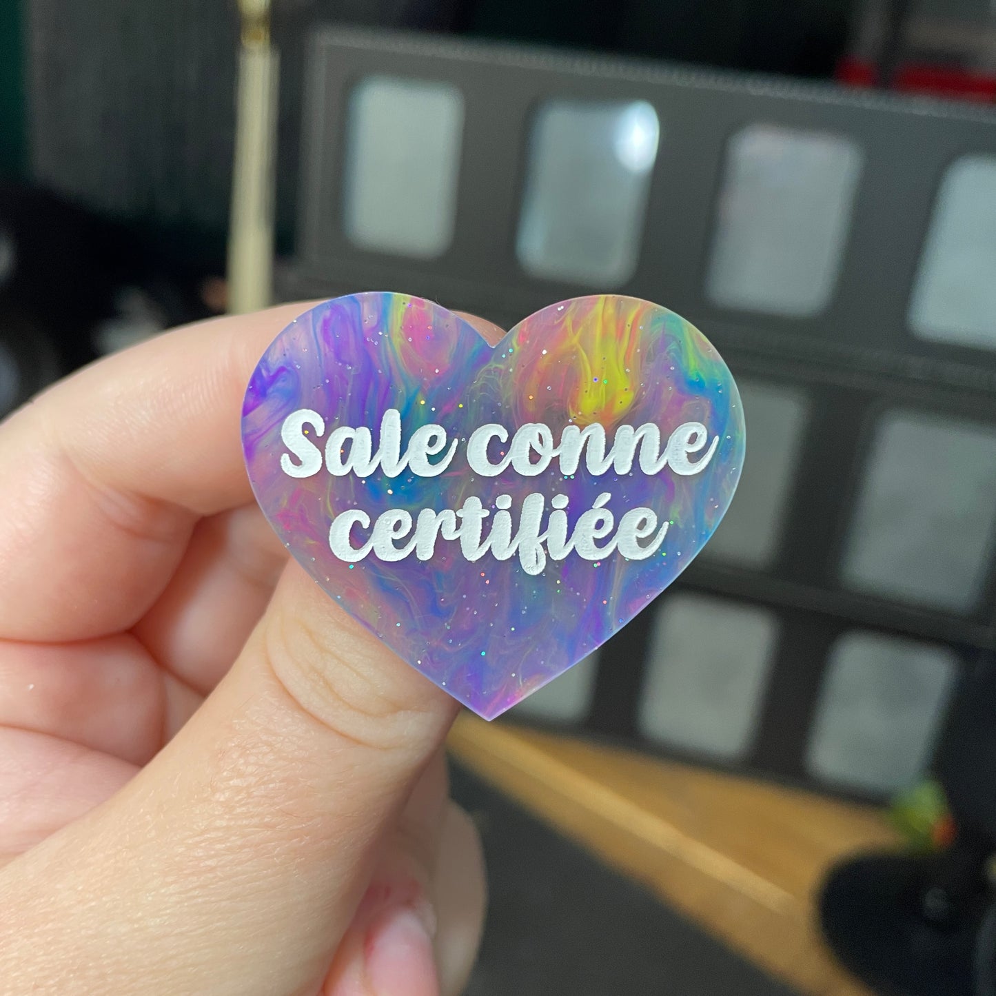 Broche "Sale conne certifiée" en acrylique semi transparente marbrée multicolore