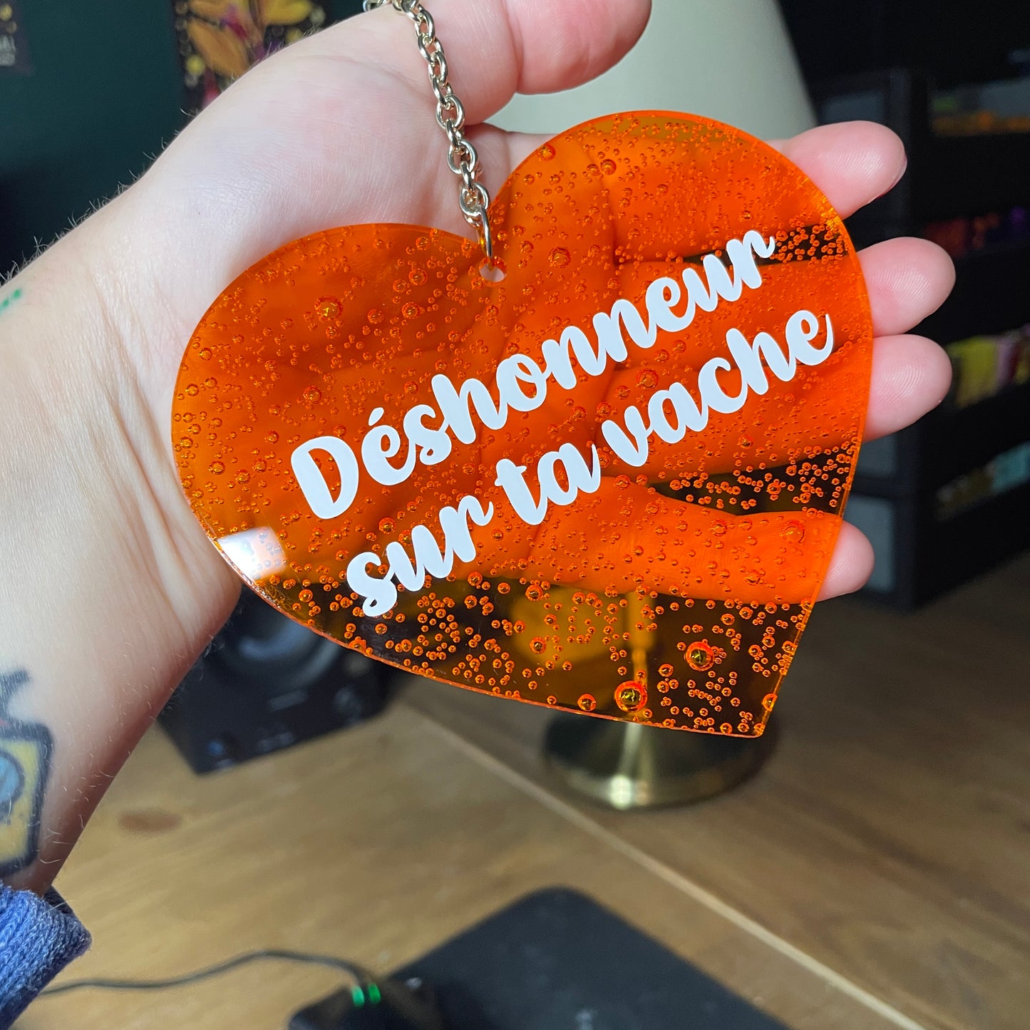 Mini murale "Déshonneur sur ta vache" en acrylique japonaise transparente orange avec des bulles 🫧
