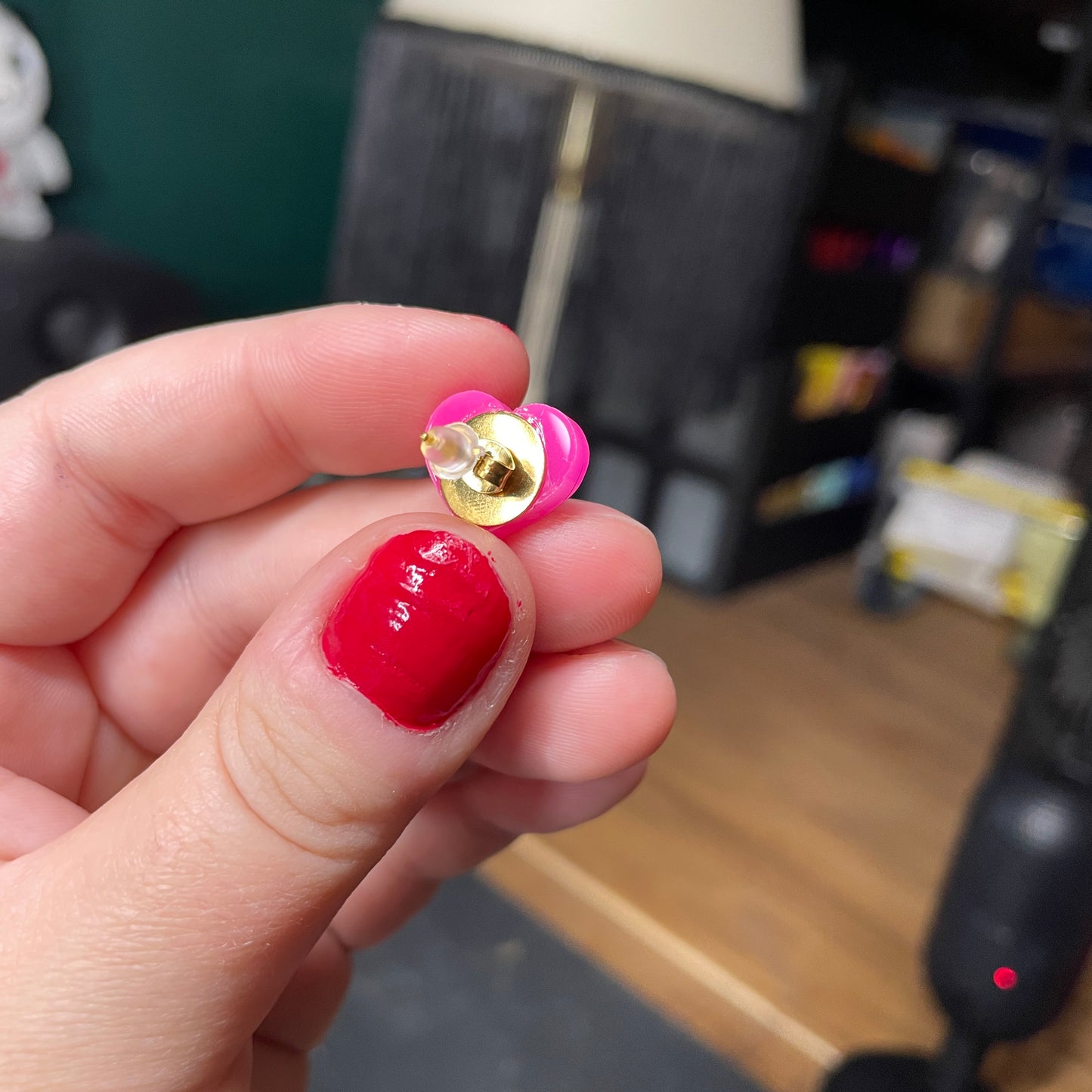 Petites boucles d'oreilles studs coeurs en acrylique rose à paillettes