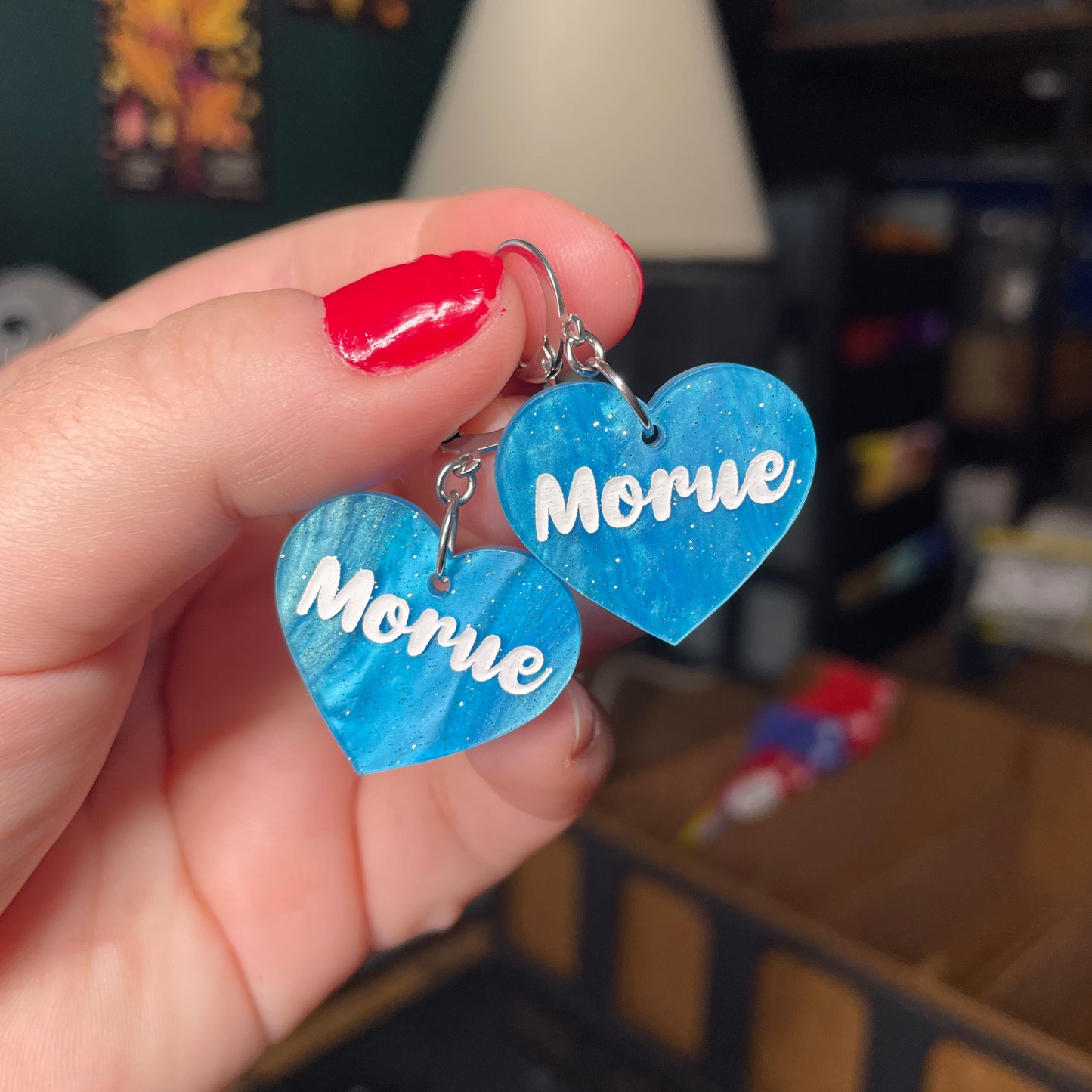 Paire de boucles d'oreilles "Morue" en acrylique marbrée bleue à paillettes