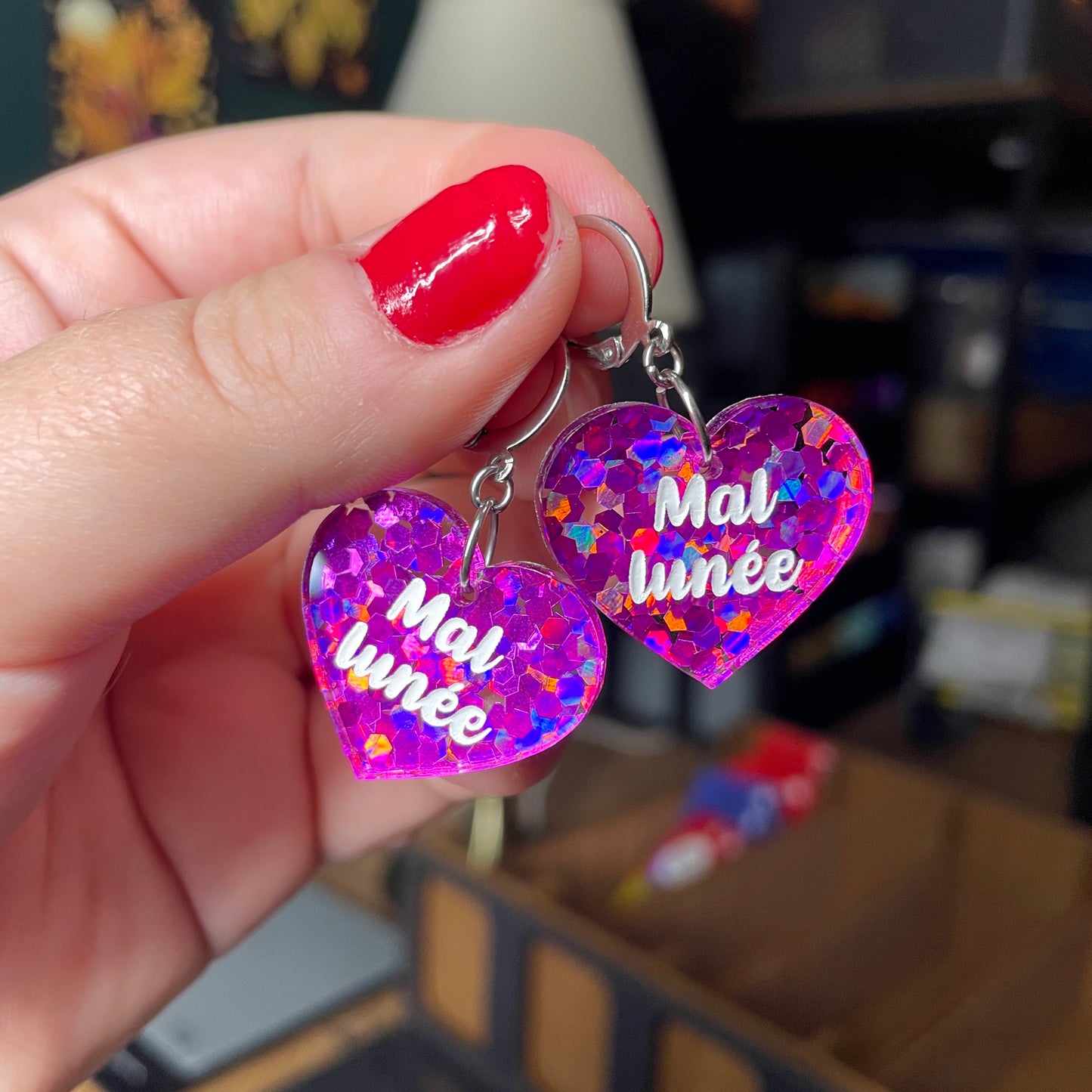 Paire de boucles d'oreilles "Mal lunée" en acrylique semi transparente avec des confettis fuchsia