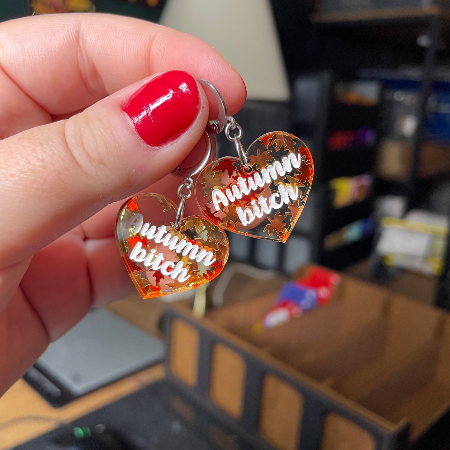 Paire de boucles d'oreilles "Autumn bitch" en acrylique transparente avec des confettis feuilles d'érable