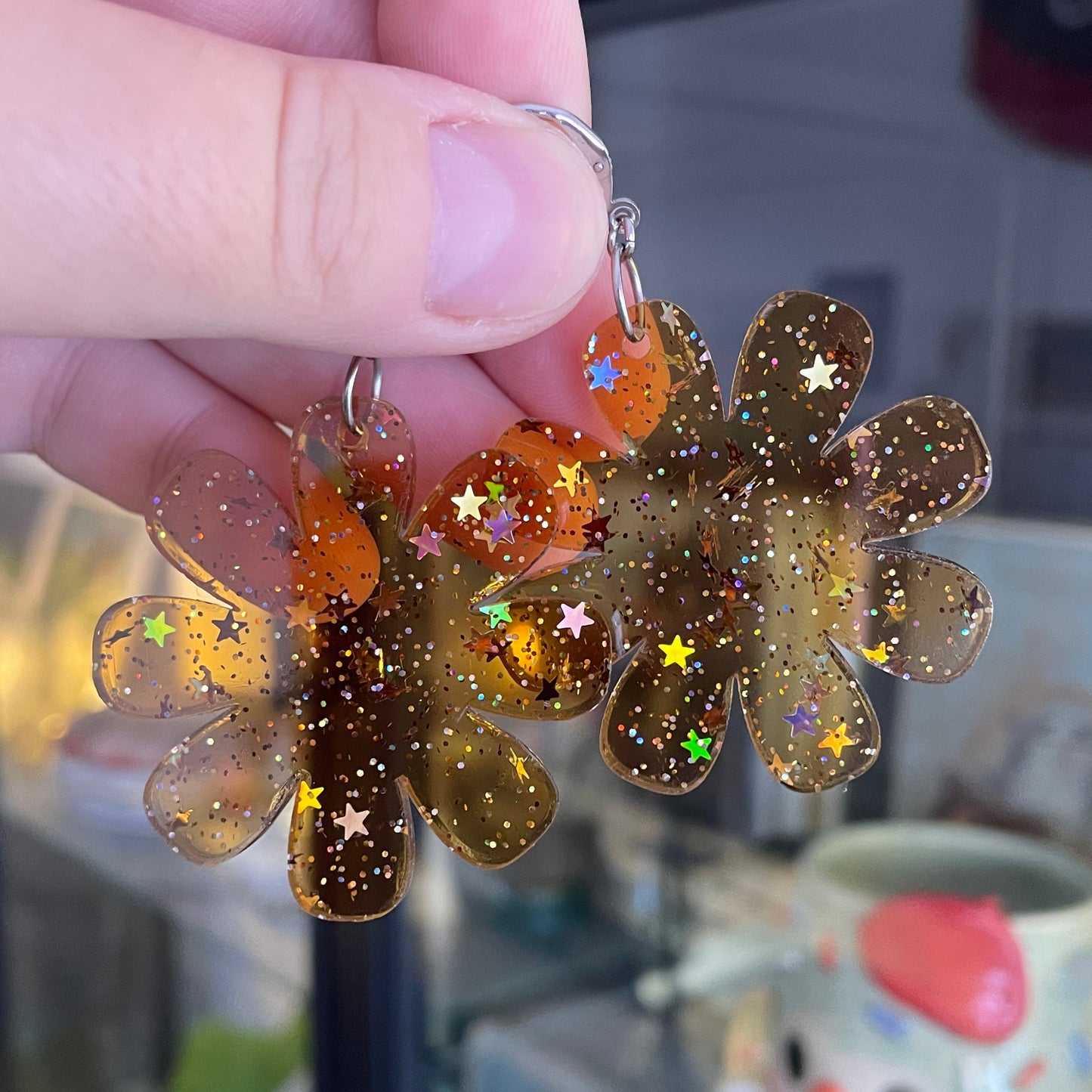Grandes boucles d'oreilles fleurs pendantes en acrylique japonaise transparente jaune avec des paillettes étoiles