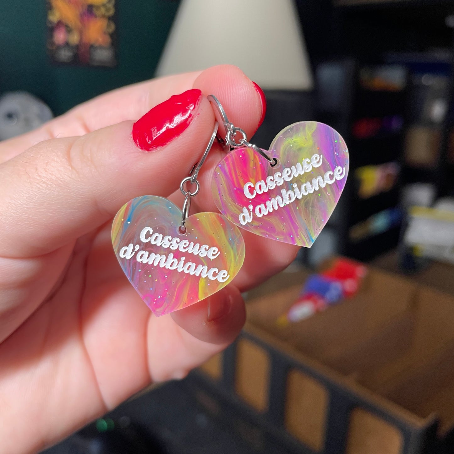 Paire de boucles d'oreilles "Casseuse d'ambiance" en acrylique semi transparente marbrée multicolore