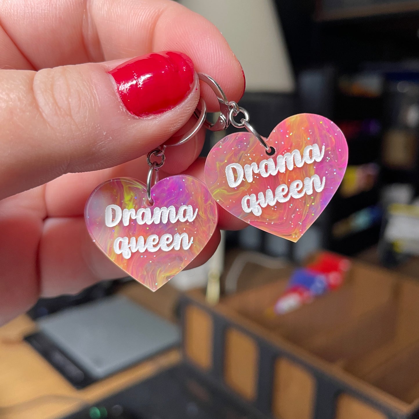 Paire de boucles d'oreilles "Drama queen" en acrylique semi transparente marbrée multicolore