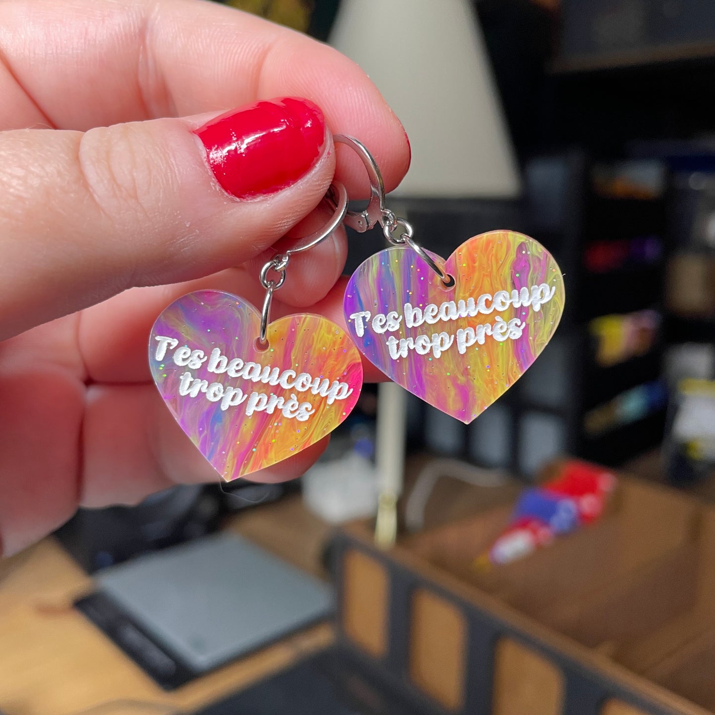 Paire de boucles d'oreilles "T'es beaucoup trop près" en acrylique semi transparente marbrée multicolore