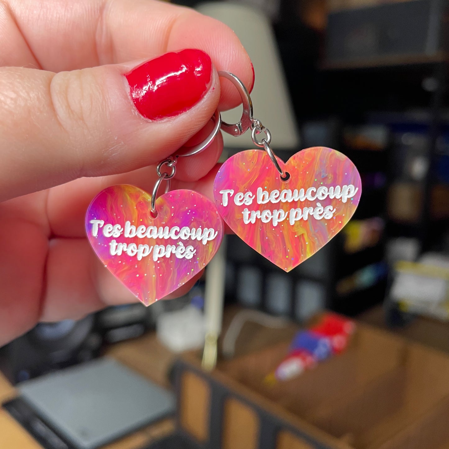 Paire de boucles d'oreilles "T'es beaucoup trop près" en acrylique semi transparente marbrée multicolore