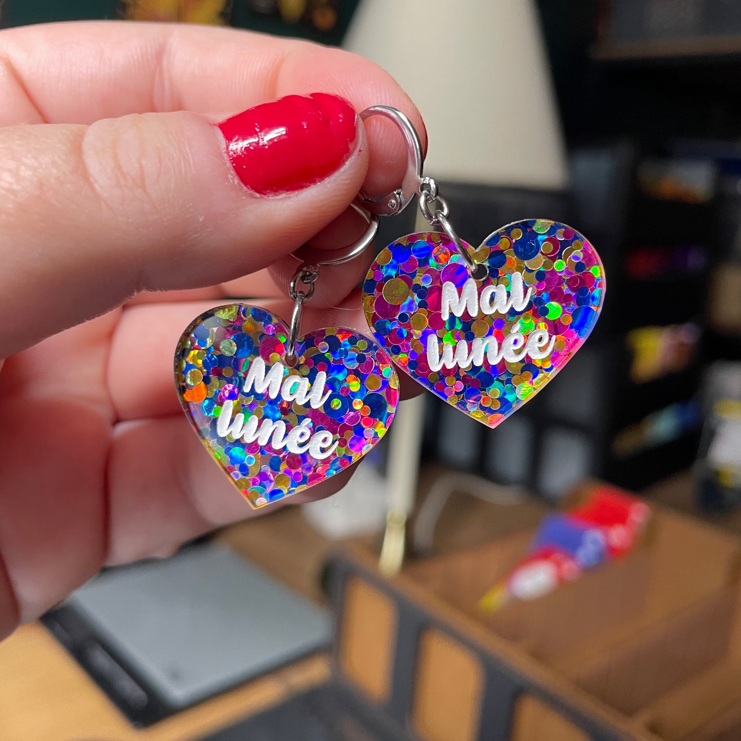 Paire de boucles d'oreilles "Mal lunée" en acrylique semi transparente avec des pois bleus, jaunes et roses