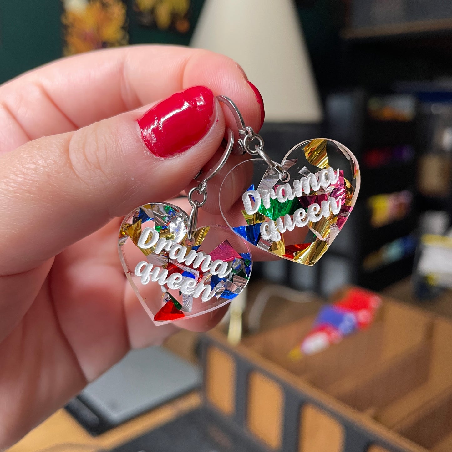 Paire de boucles d'oreilles "Drama queen" en acrylique japonaise transparente avec des confettis multicolores