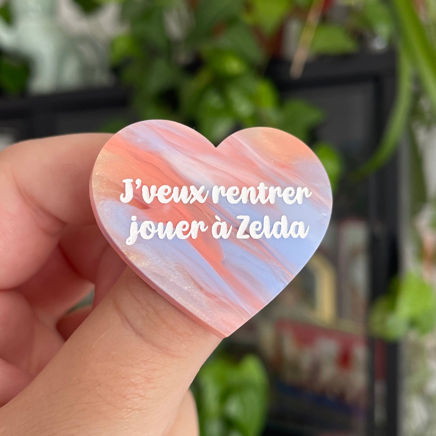 Broche "J'veux rentrer jouer à Zelda" en acrylique marbrée blanche, bleue, dorée et corail
