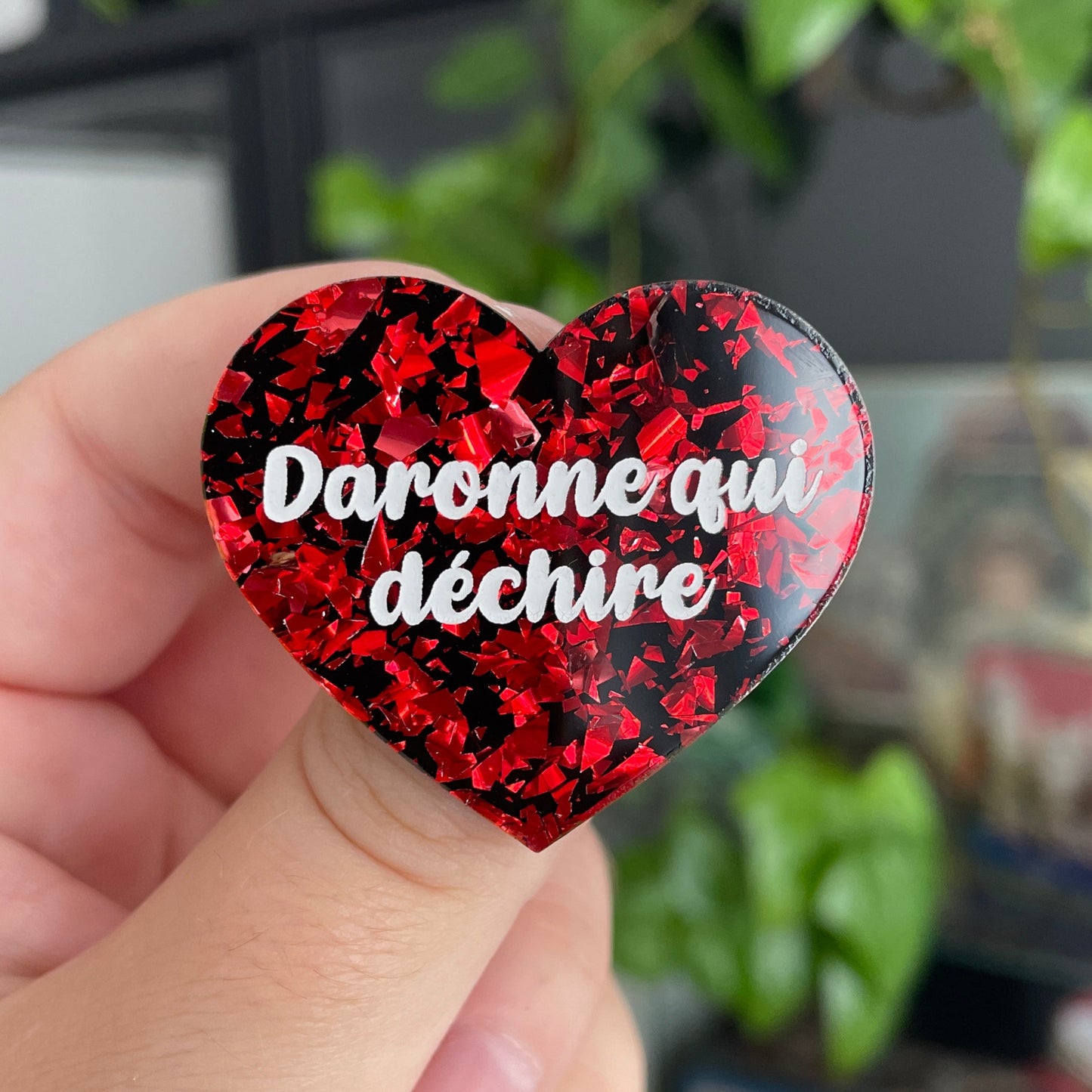 Broche "Daronne qui déchire" en acrylique noire avec des éclats de confettis rouges