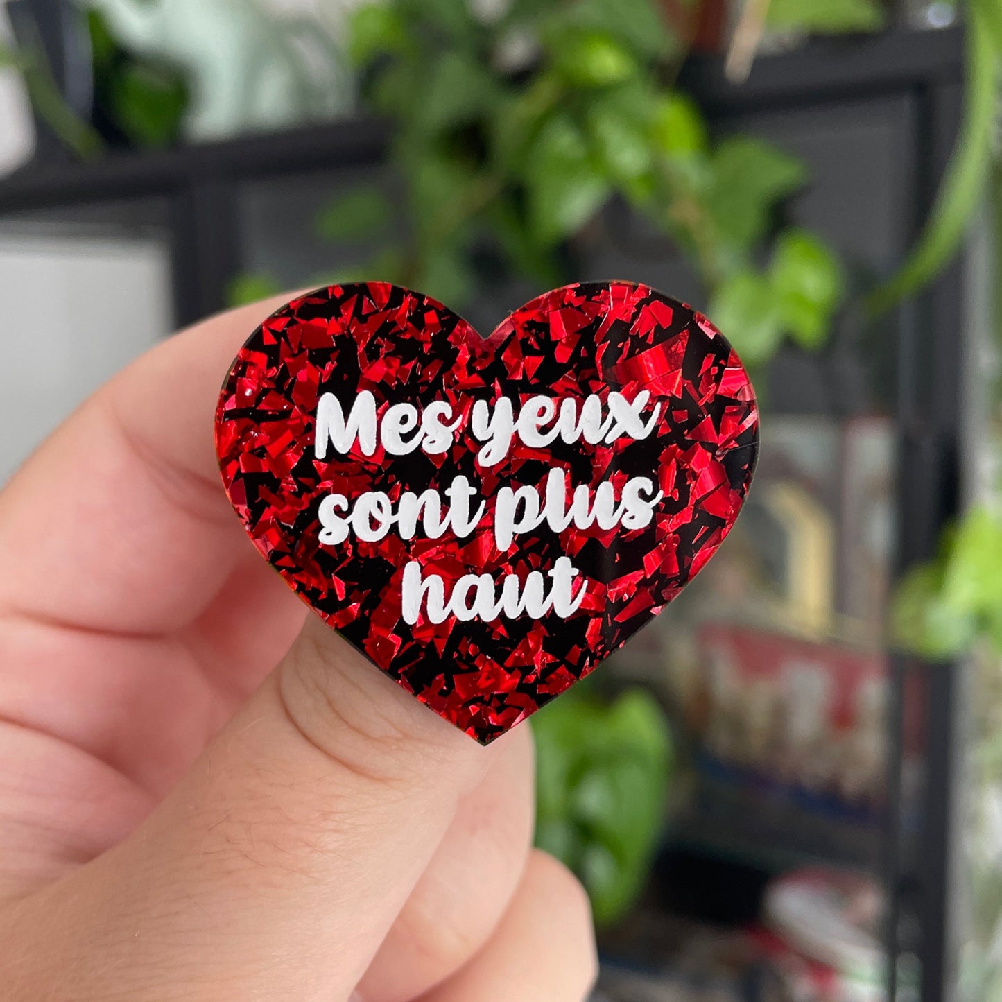Broche "Mes yeux sont plus hauts" en acrylique noire avec des éclats de confettis rouges