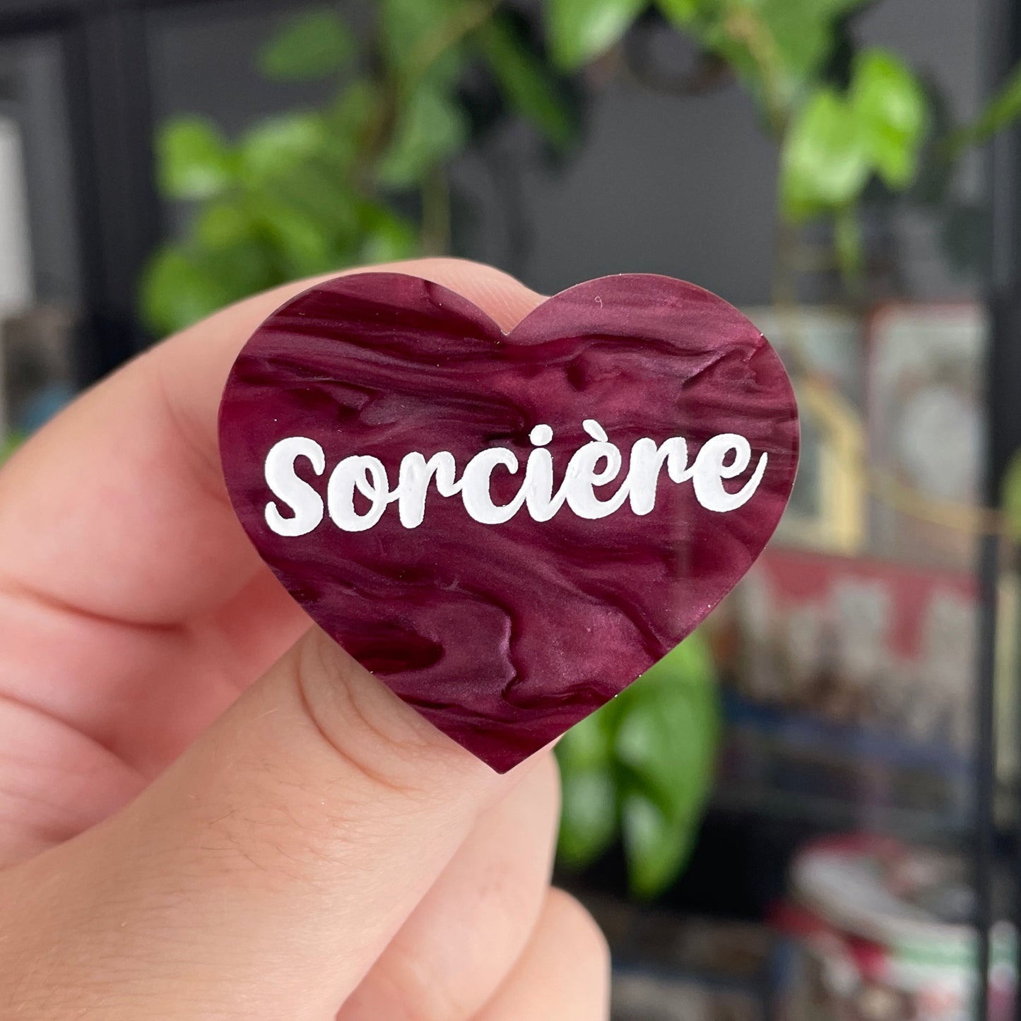 Broche "Sorcière" en acrylique marbrée bordeaux