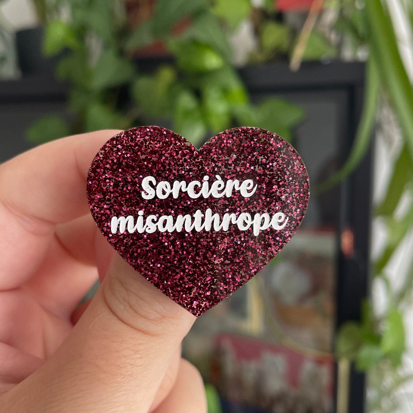 Broche "Sorcière misanthrope" en acrylique bordeaux à paillettes