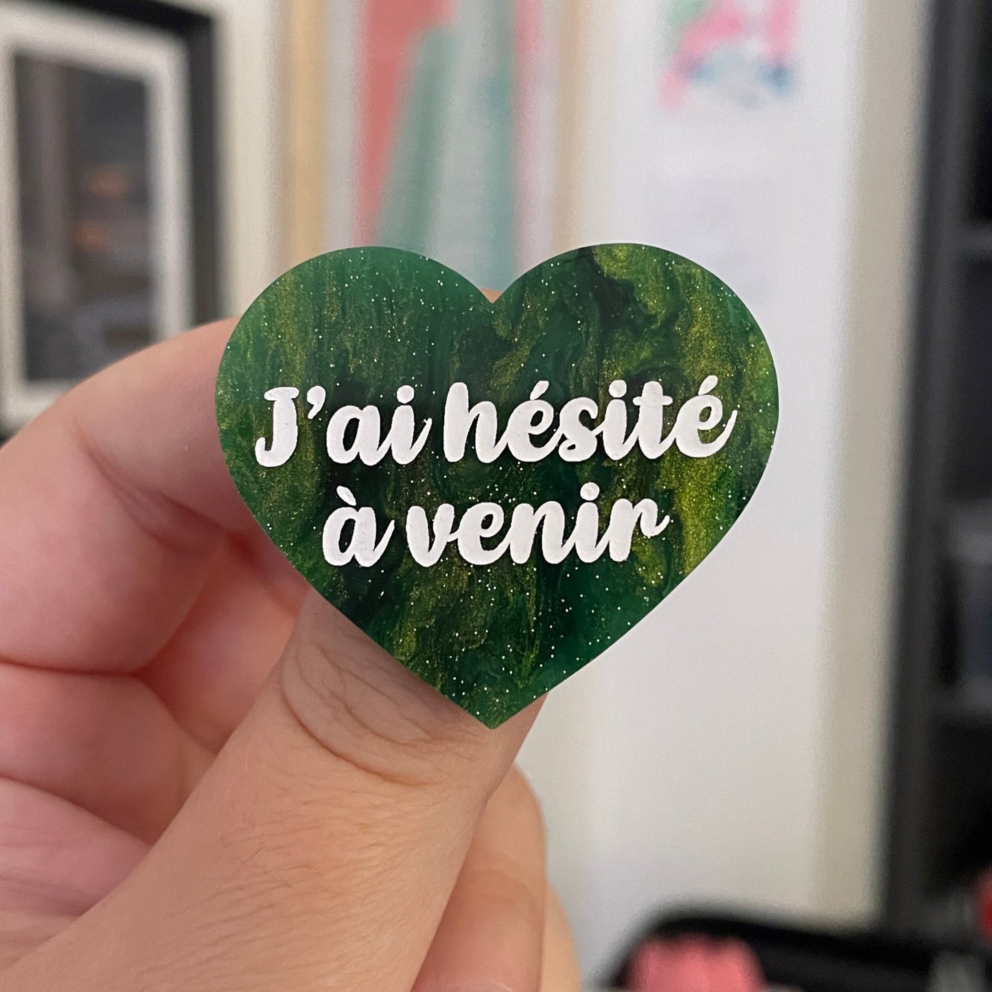 Broche "J'ai hésité à venir" en acrylique marbrée verte et dorée