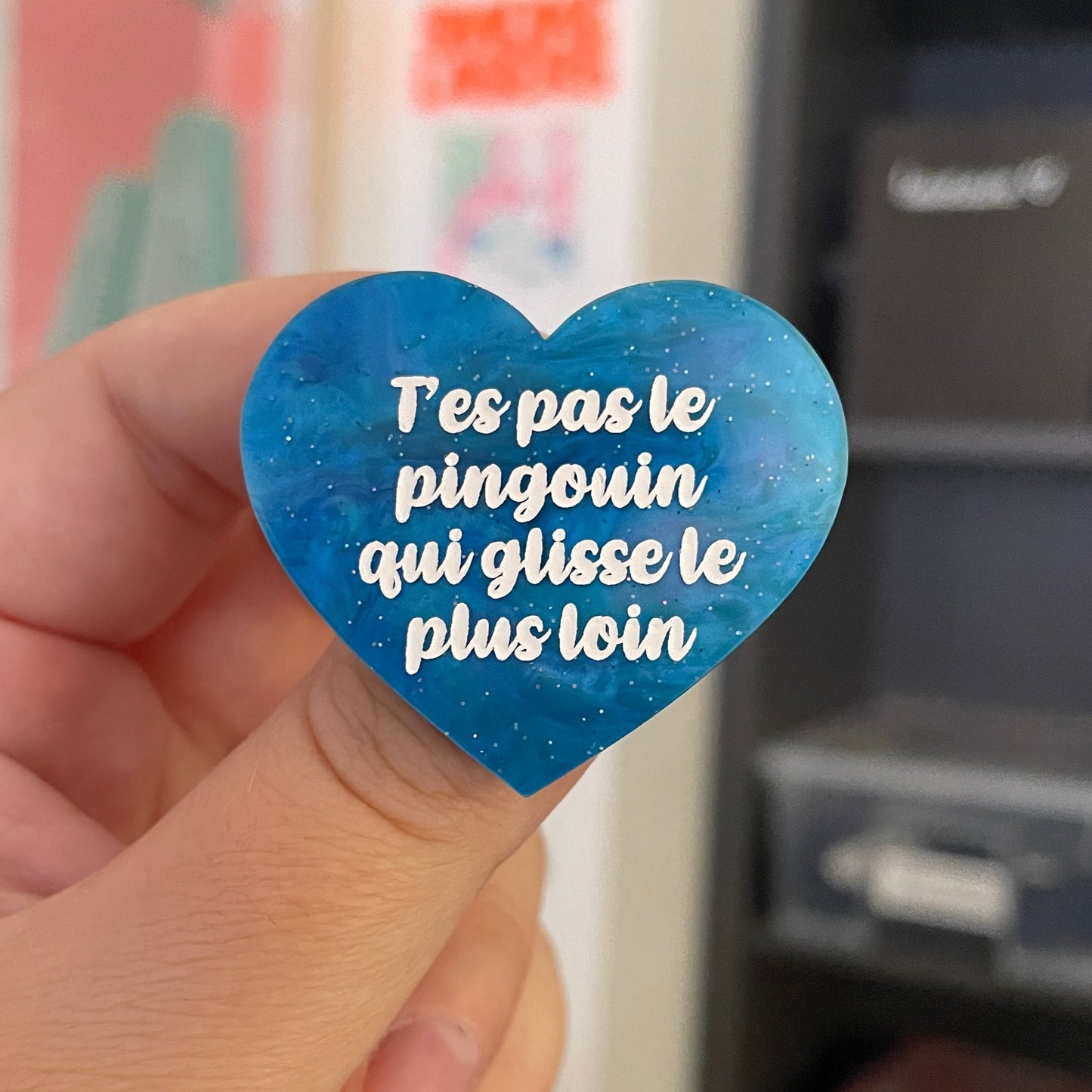 Broche "T'es pas le pingouin qui glisse le plus loin" en acrylique marbrée bleue à paillettes