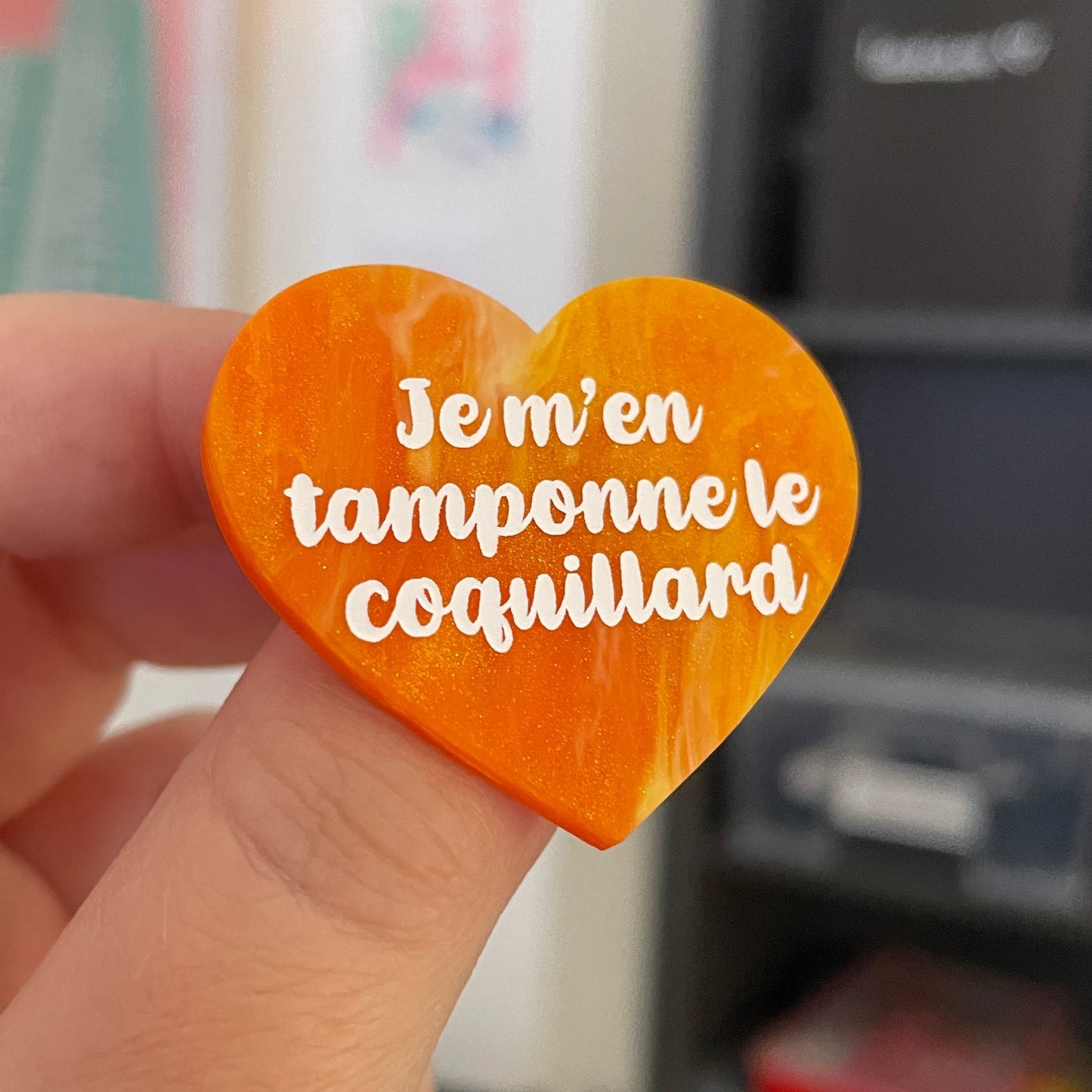 Broche "Je m'en tamponne le coquillard" en acrylique marbrée orange, dorée et blanche