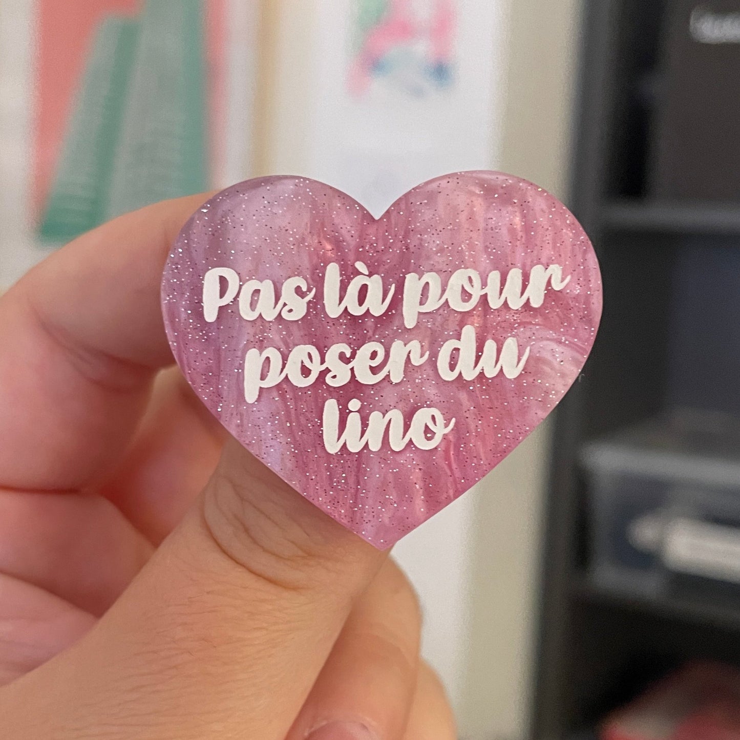 Broche "Pas là pour poser du lino" en acrylique marbrée blanche, grise et rose