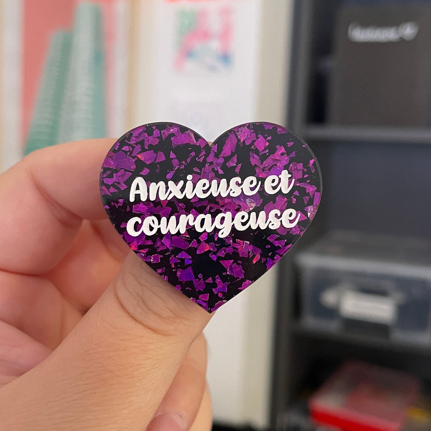 Broche "Anxieuse et courageuse" en acrylique noire avec des éclats de confettis violets