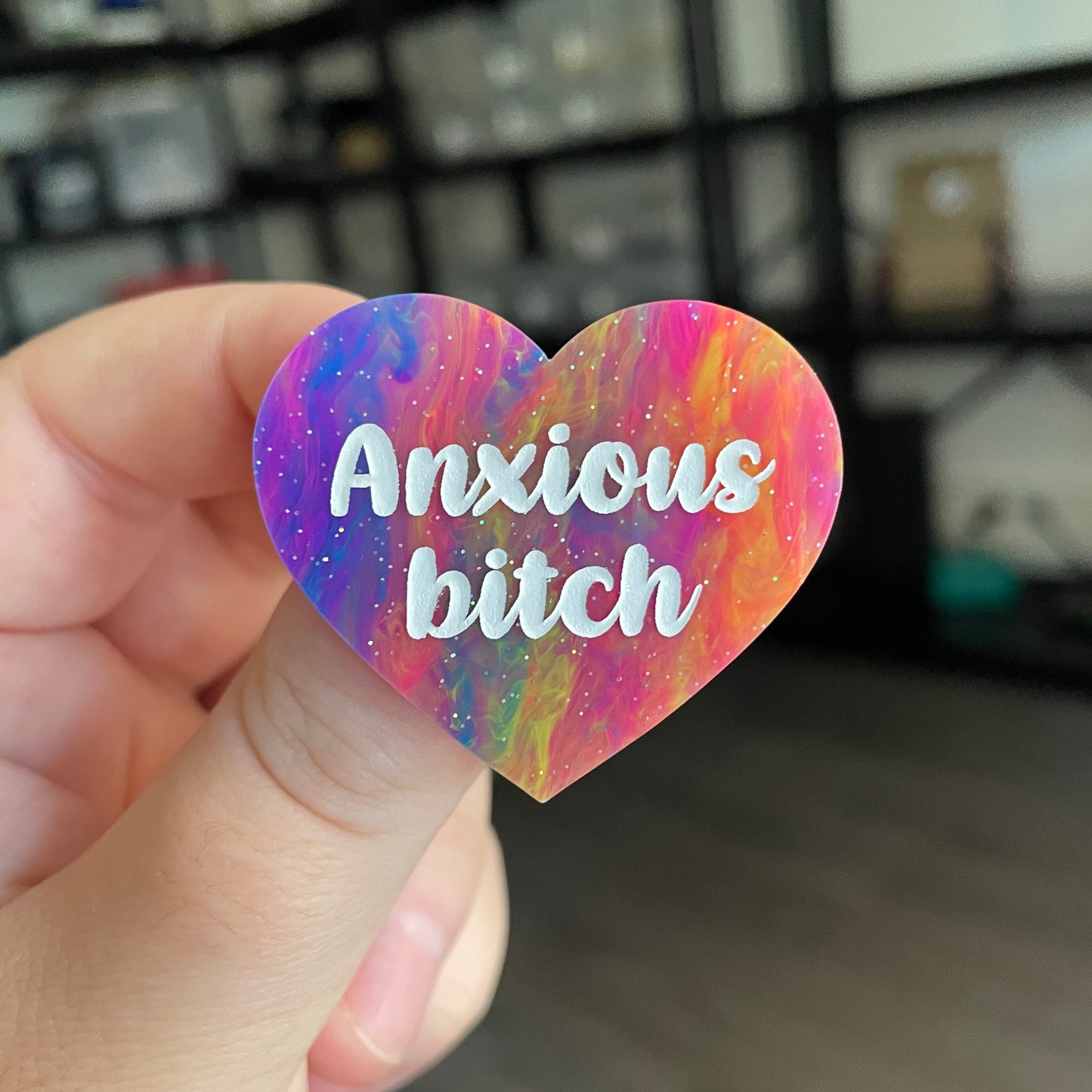Broche "Anxious bitch" en acrylique semi transparente marbrée multicolore