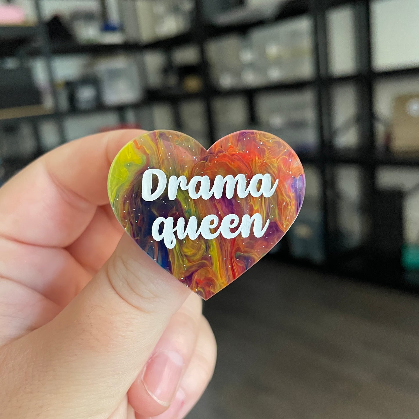 Broche "Drama queen" en acrylique semi transparente marbrée multicolore