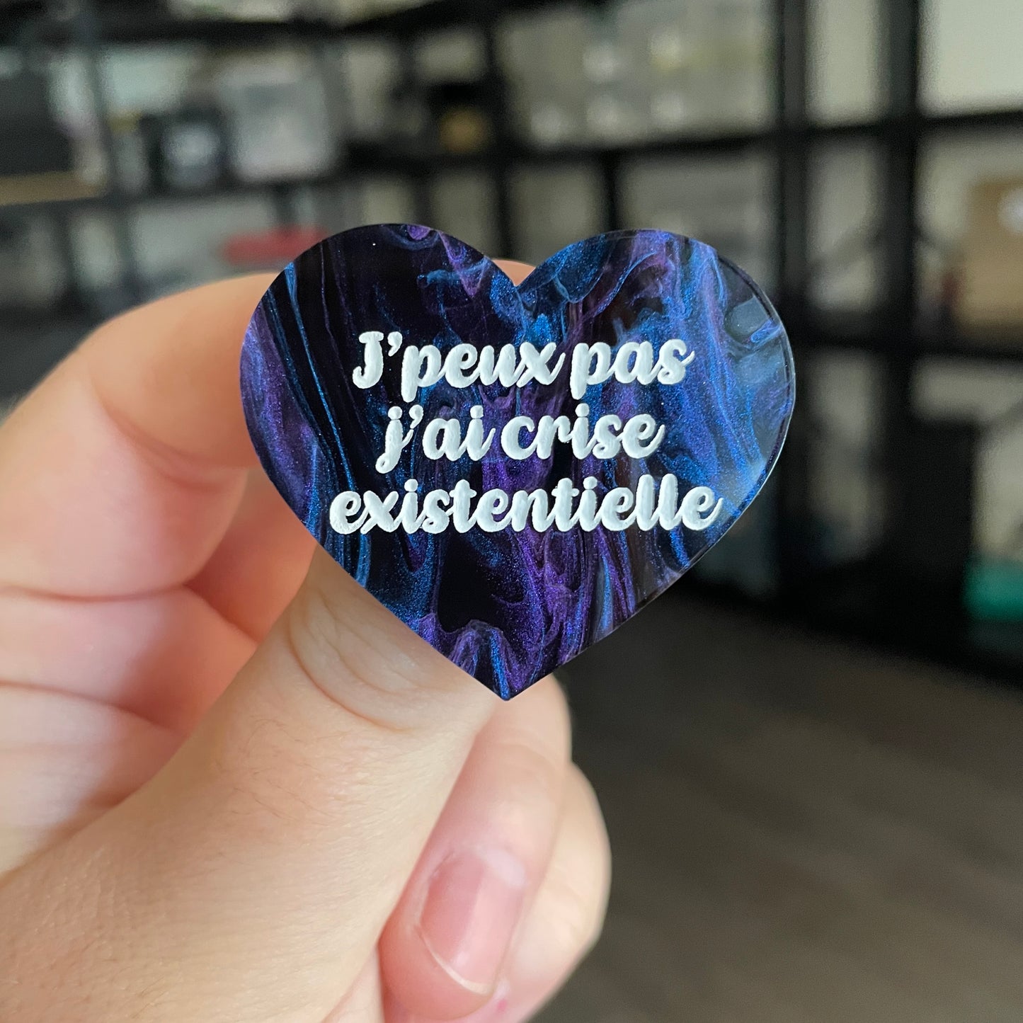 Broche "J'peux pas j'ai crise existentielle" en acrylique marbrée bleue, noire et violette