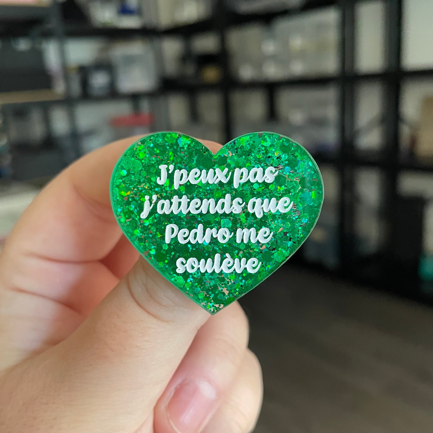 Broche "J'peux pas j'attends que Pedro me soulève" en acrylique semi transparente à paillettes vertes