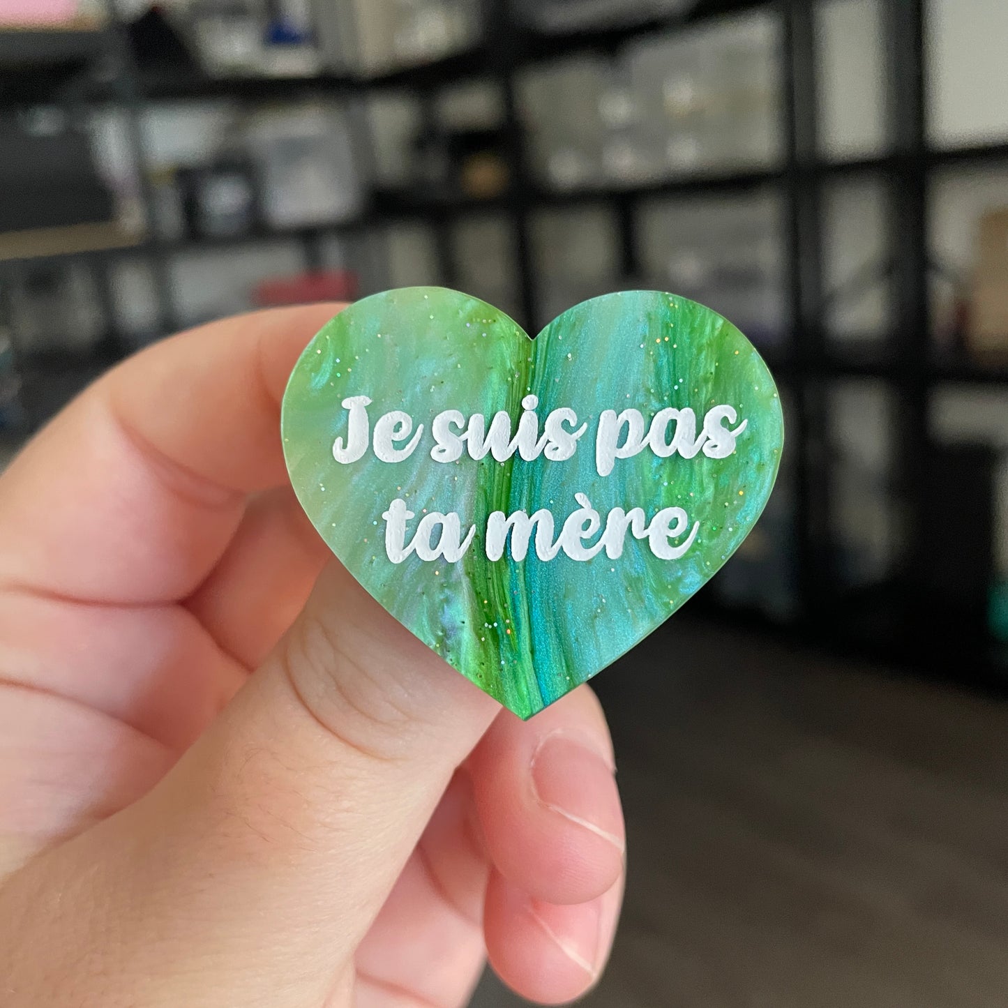 Broche "Je suis pas ta mère" en acrylique marbrée verte à paillettes