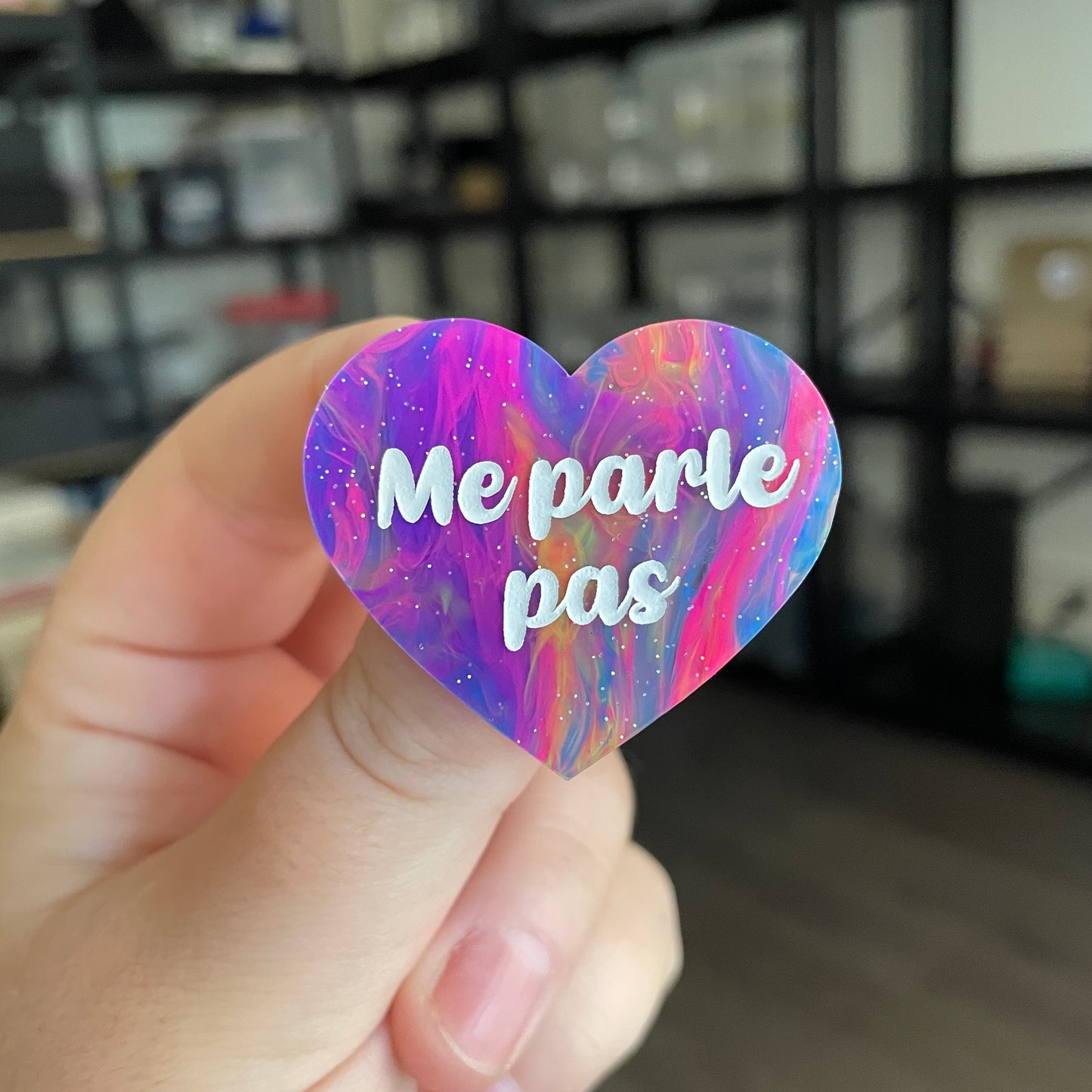 Broche "Me parle pas" en acrylique semi transparente marbrée multicolore