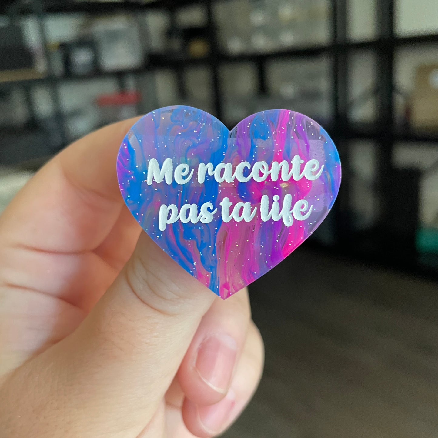 Broche "Me raconte pas ta life" en acrylique semi transparente marbrée multicolore