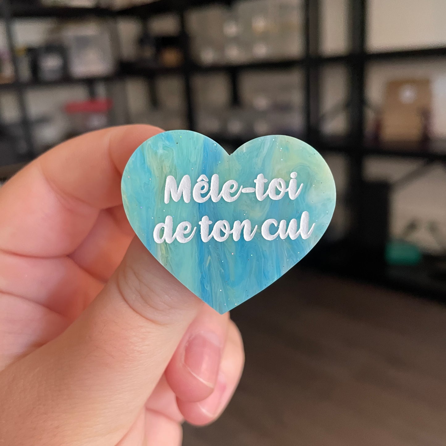 Broche "Mêle-toi de ton cul" en acrylique marbrée bleue et jaune