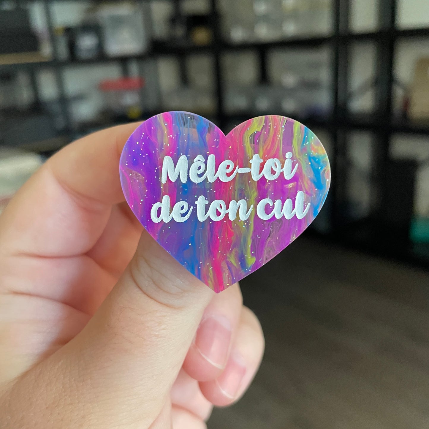 Broche "Mêle-toi de ton cul" en acrylique semi transparente marbrée multicolore