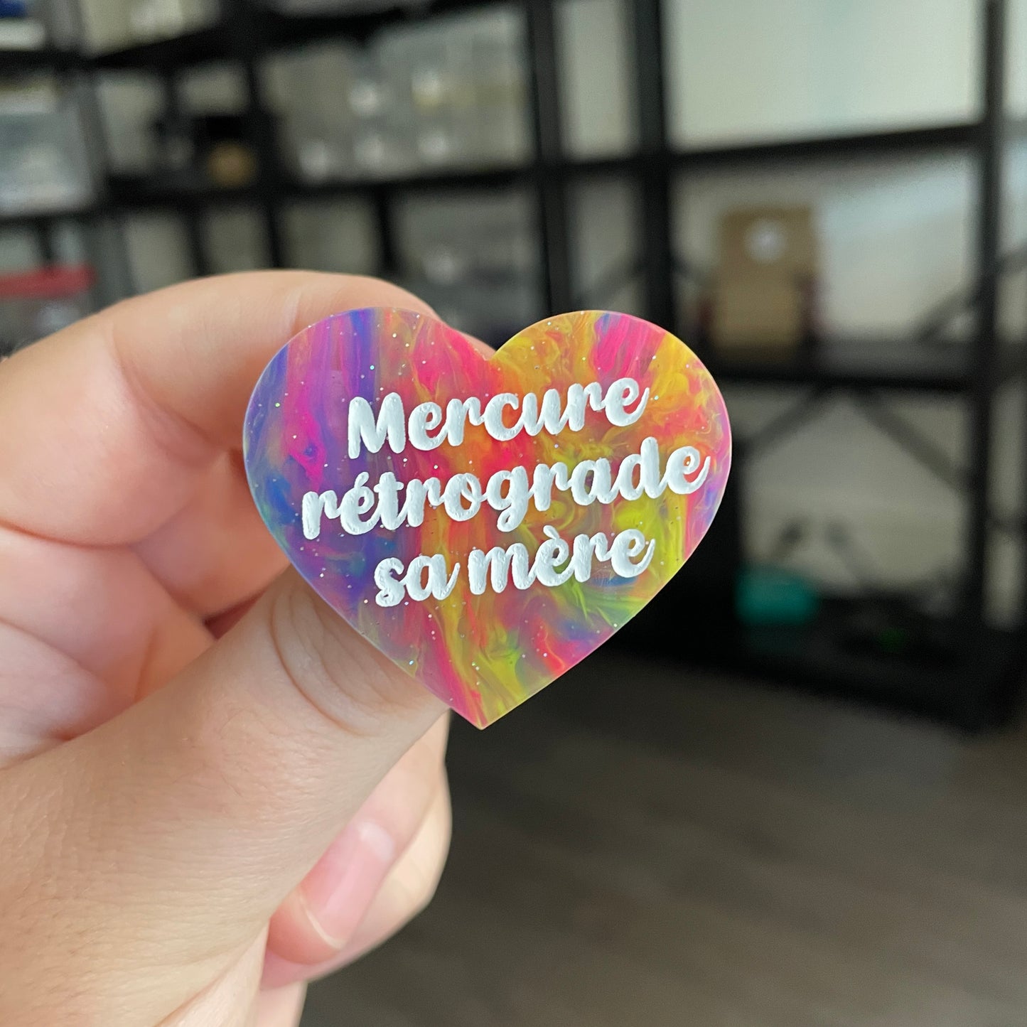 Broche "Mercure rétrograde sa mère" en acrylique semi transparente marbrée multicolore
