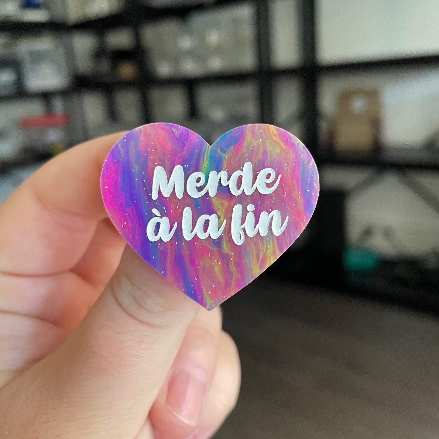 Broche "Merde à la fin" en acrylique semi transparente marbrée multicolore