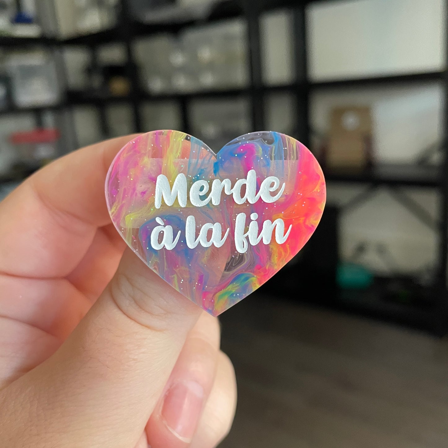 Broche "Merde à la fin" en acrylique semi transparente marbrée multicolore