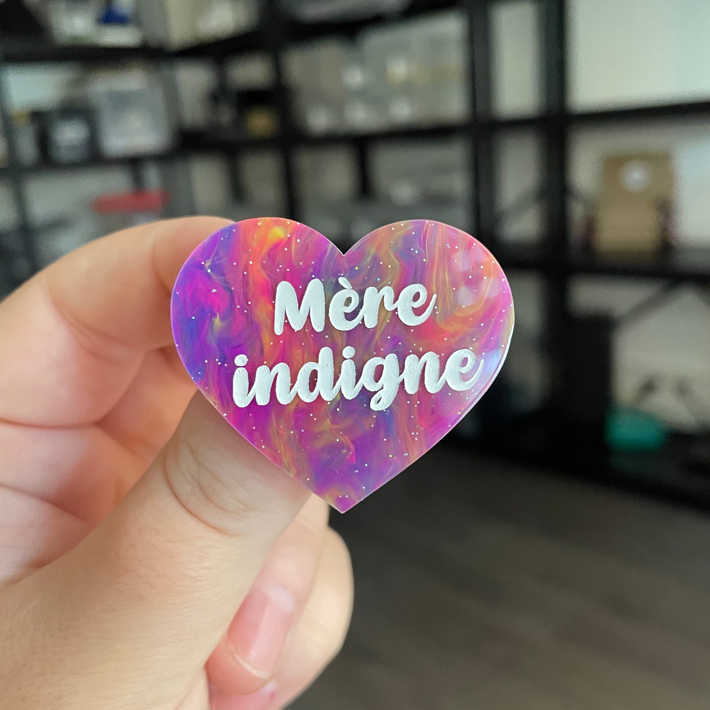 Broche "Mère indigne" en acrylique semi transparente marbrée multicolore