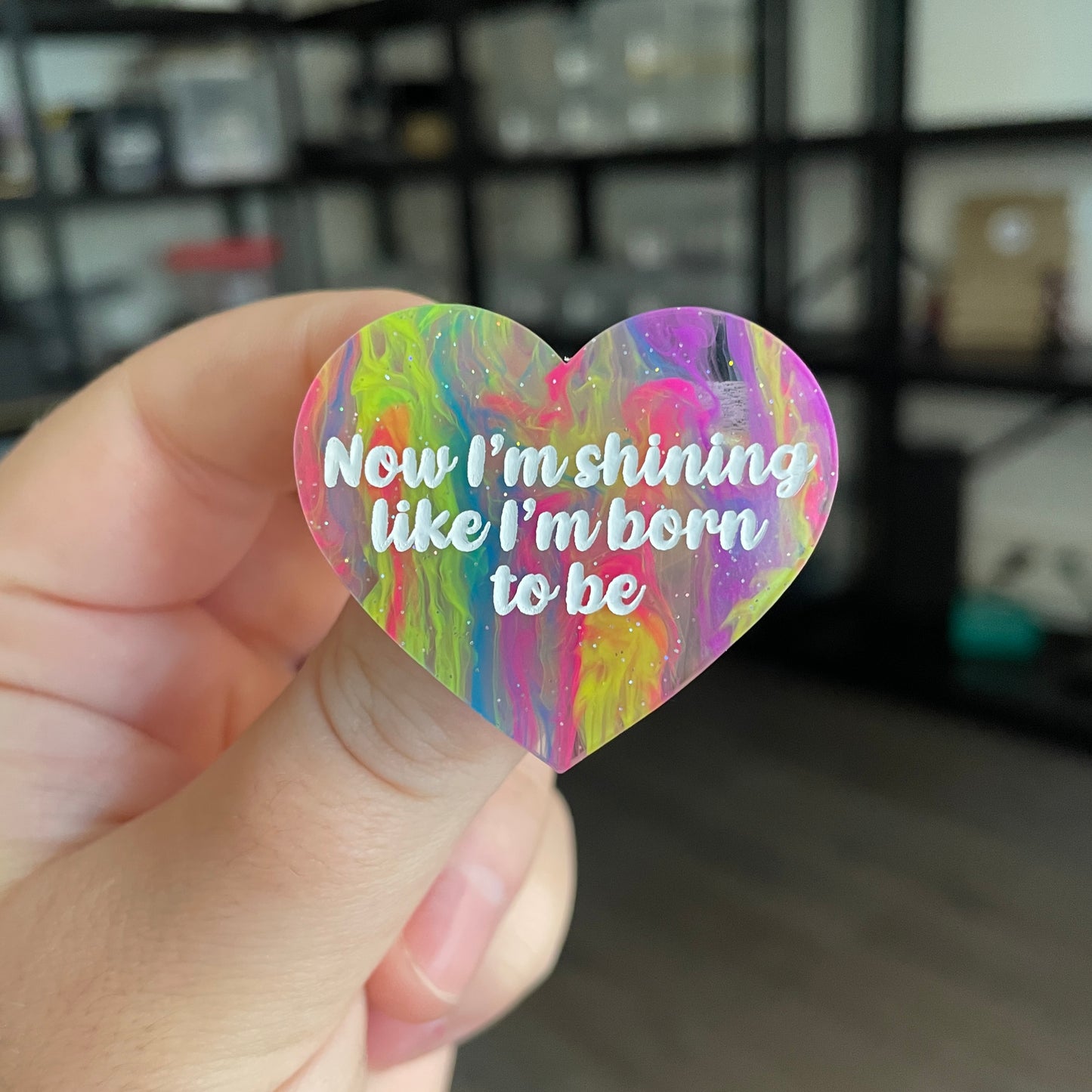 Broche "Now i'm shining like I'm born to be" en acrylique semi transparente marbrée multicolore