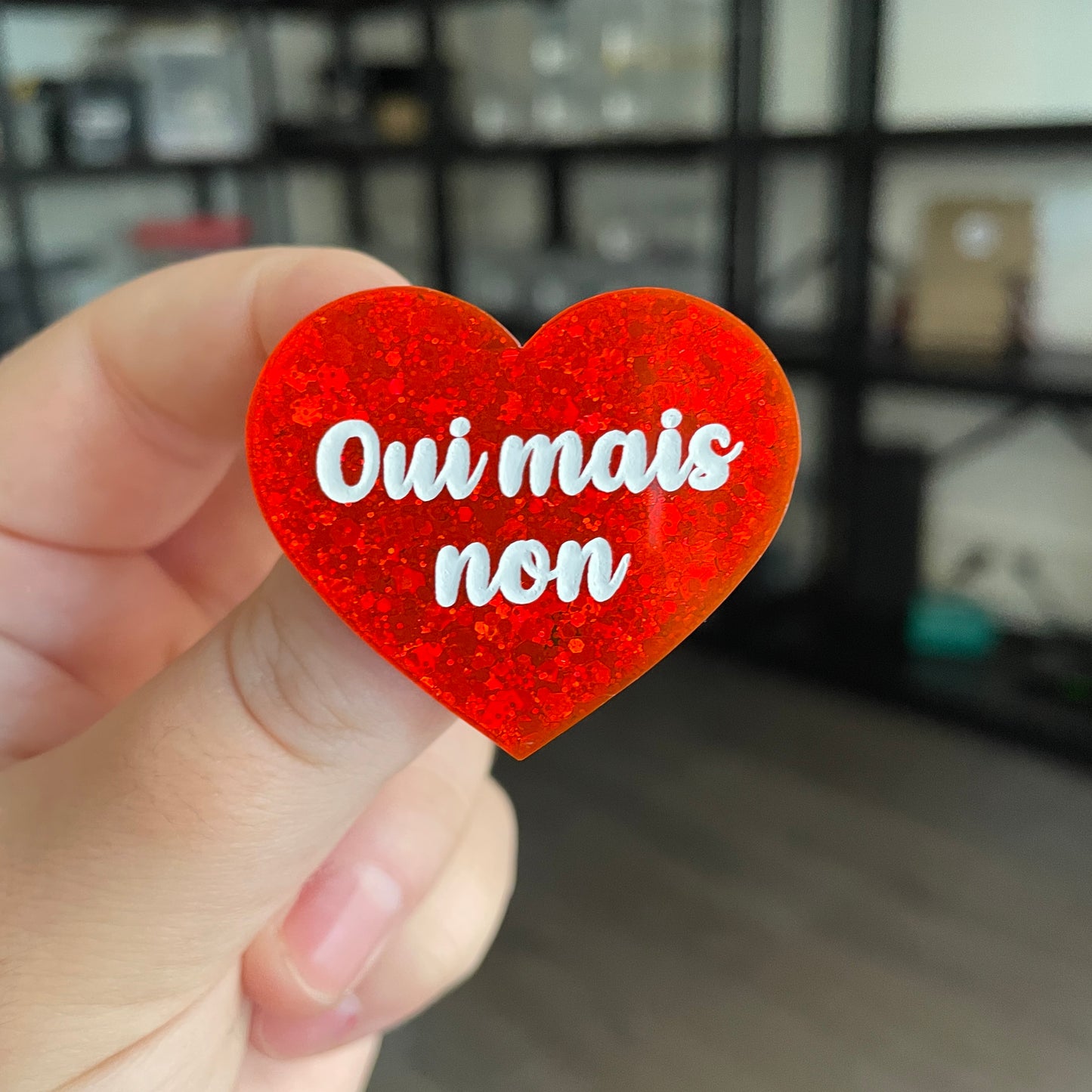 Broche "Oui mais non" en acrylique à paillettes oranges