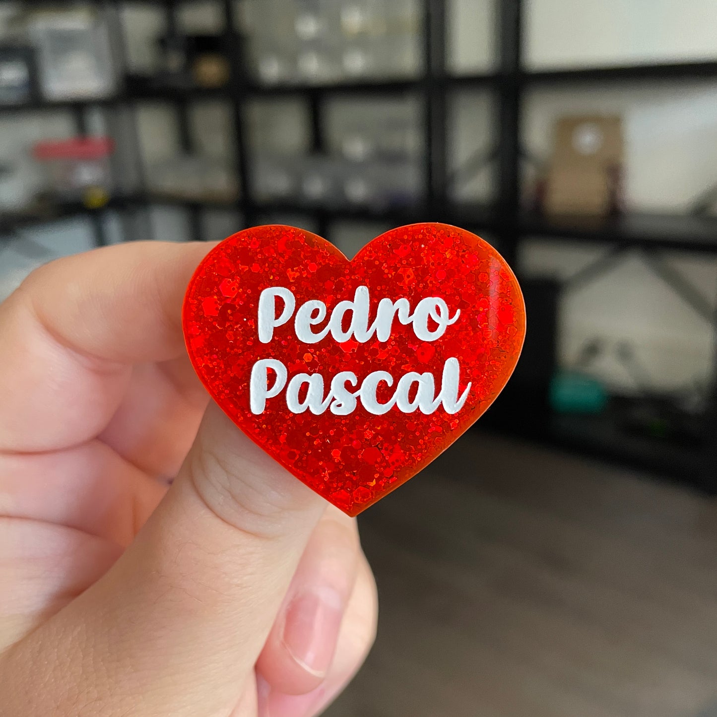 Broche "Pedro Pascal" en acrylique à paillettes oranges