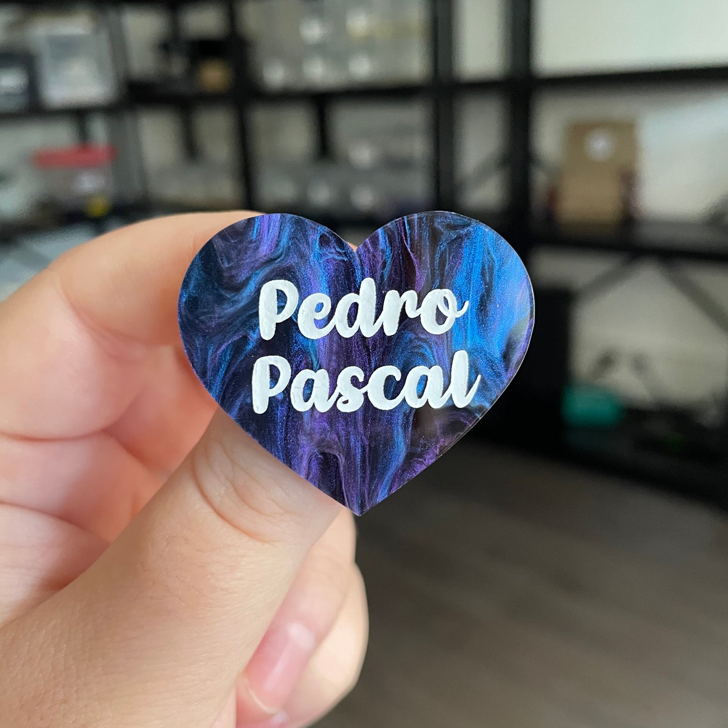 Broche "Pedro Pascal" en acrylique marbrée bleue, noire et violette