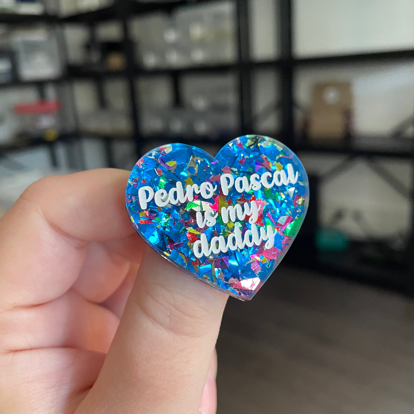 Broche "Pedro Pascal is my daddy" en acrylique transparente avec des éclats de confettis bleus et multicolores
