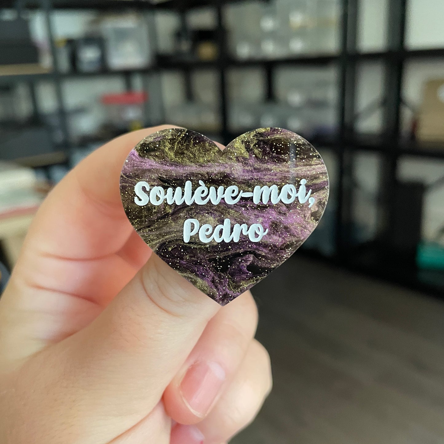 Broche "Soulève-moi, Pedro" en acrylique marbrée noire, violette et dorée à paillettes
